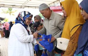 Kedekatan Marlin Dengan Warga Sagulung Saat Bagikan 6.300 Paket Sembako Bersubsidi Kedekatan Marlin Dengan Warga Sagulung