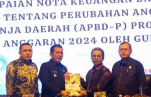APBD-P Kepri 2024, Pendapatan Diproyeksi Naik Rp213 Miliar Gubernur Kepri, Ansar Ahmad bersama pimpinan DPRD Kepri. (F: barakata.id/ist)