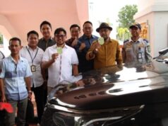 Dukung Parkir Berlangganan, Wakil Rakyat Batam Beli Stiker Parkir Tahunan DPRD Batam