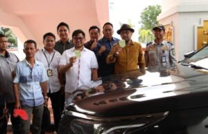 Dukung Parkir Berlangganan, Wakil Rakyat Batam Beli Stiker Parkir Tahunan DPRD Batam
