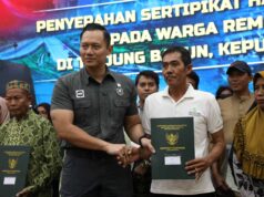 Menko Agus Harimurti Yudhono Serahkan SHM Warga Terdampak Pengembangan Kawasan Terpadu Rempang Eco-City