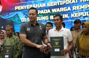 Menko Agus Harimurti Yudhono Serahkan SHM Warga Terdampak Pengembangan Kawasan Terpadu Rempang Eco-City