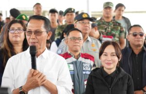 Beri Rasa Aman Kepada Masyarakat, Amsakar-Li Claudia Tinjau Arus Mudik di Pelabuhan dan Bandara Amsakar-Li Claudia Tinjau Pelabuhan dan Bandara